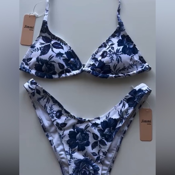 Sizing ran small on bust. - Picture 3 of 4